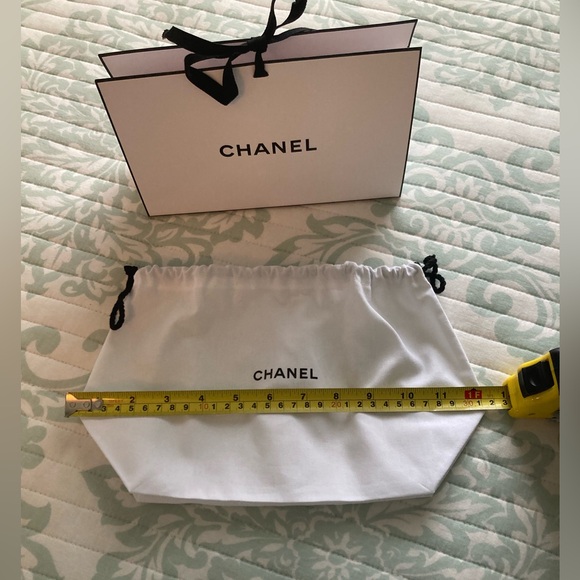 CHANEL White Gift Tote and Duster Set - Picture 3 of 10